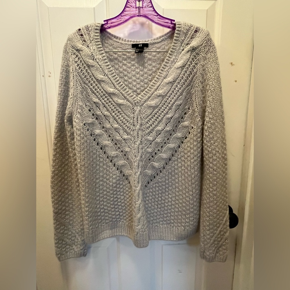 LIKE NEW H&M Women’s Gray V-Neck Sweater - Sz Medium